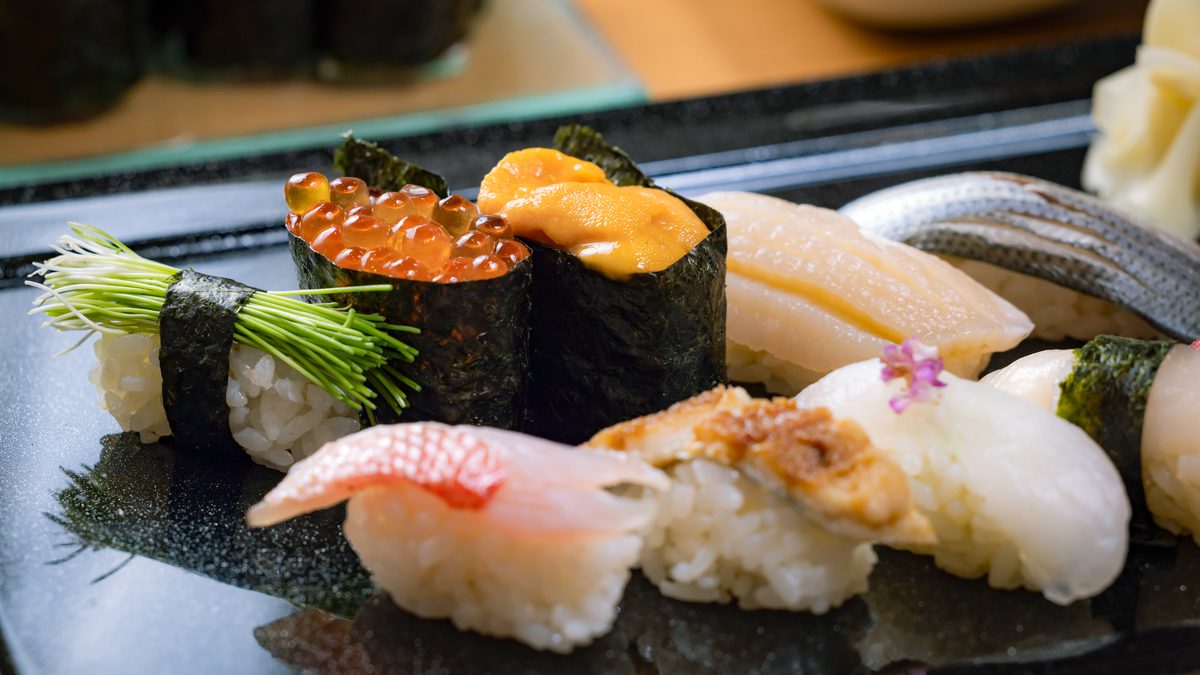 白い箱に美しく盛り付けられた寿司の盛り合わせ