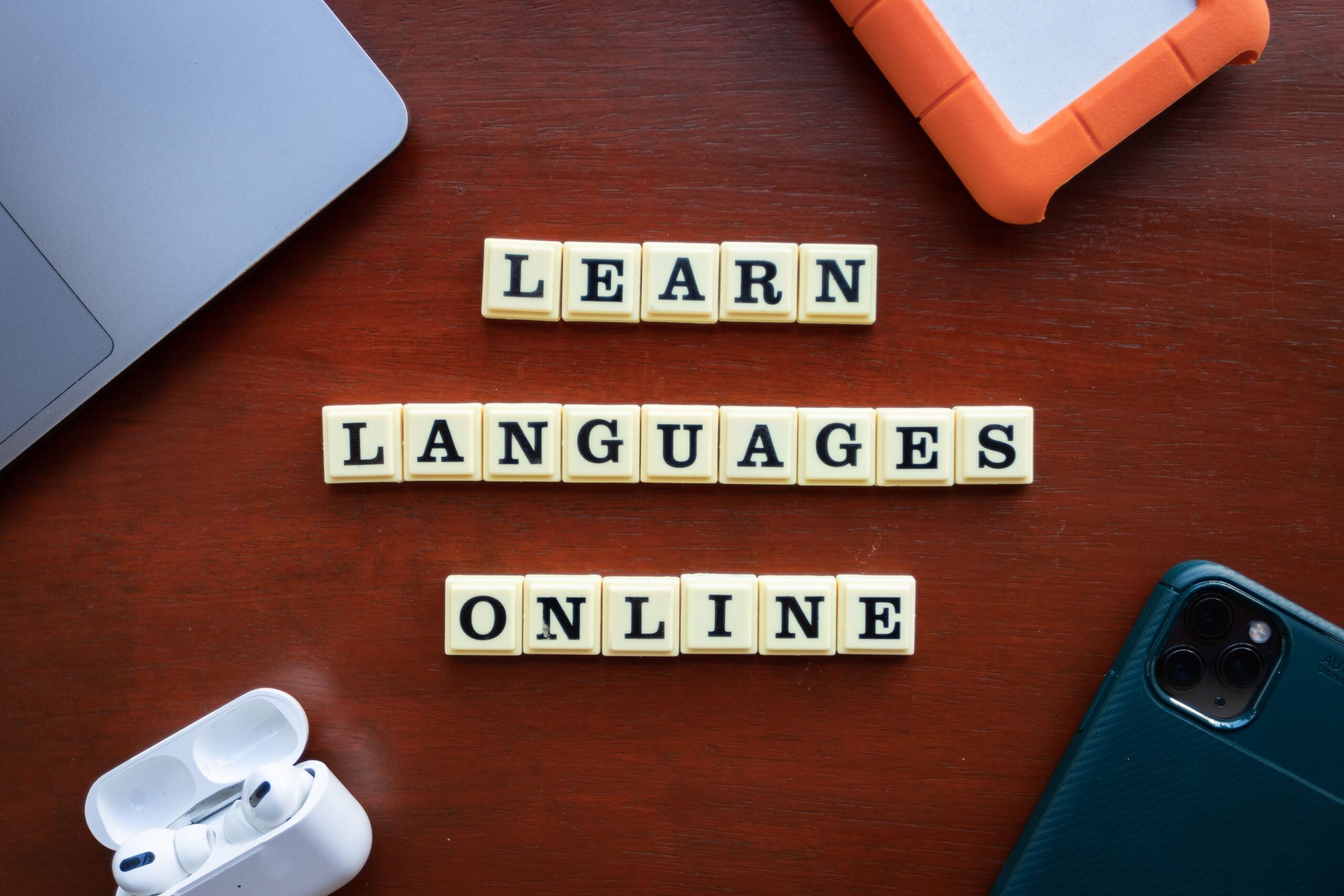 LEARN LANGUAGES ONLINEの文字ブロックとスマートフォン・イヤホン