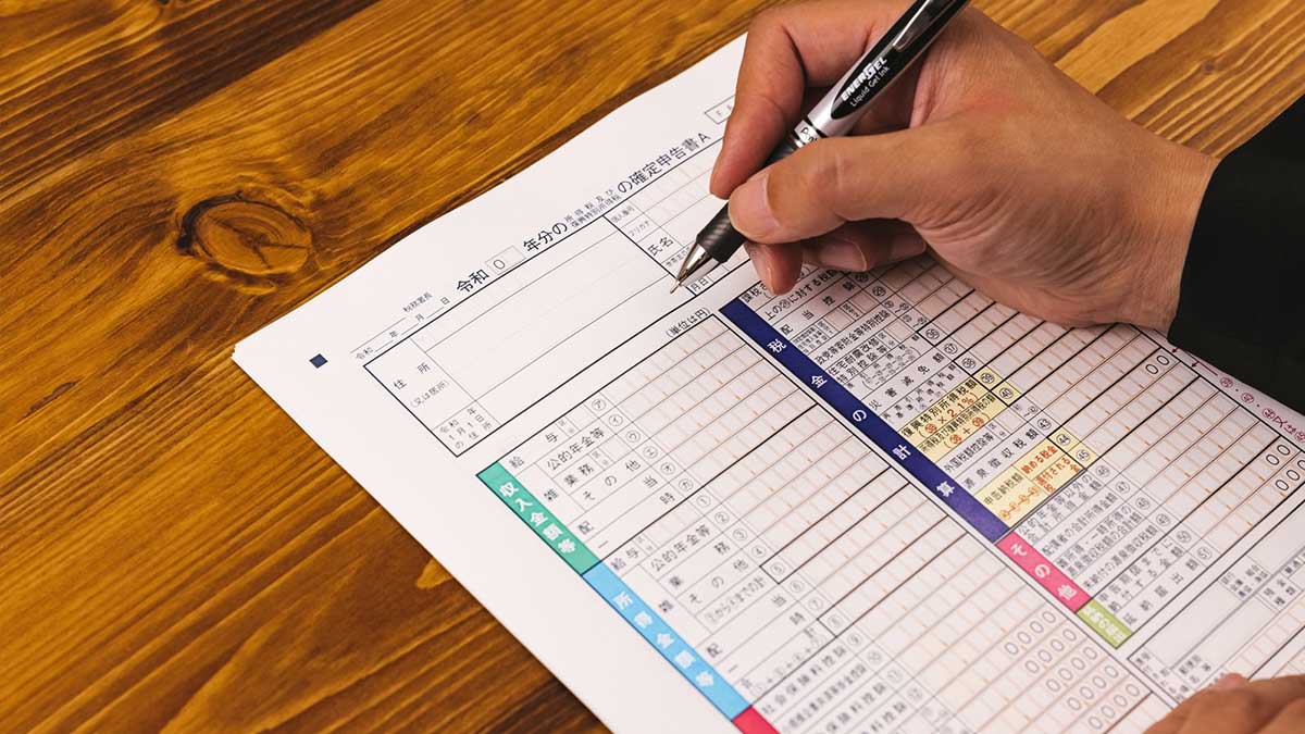確定申告書に記入する手元のクローズアップ