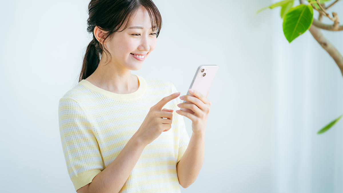 スマートフォンでメーカー公式サイトの型番を検索する手元